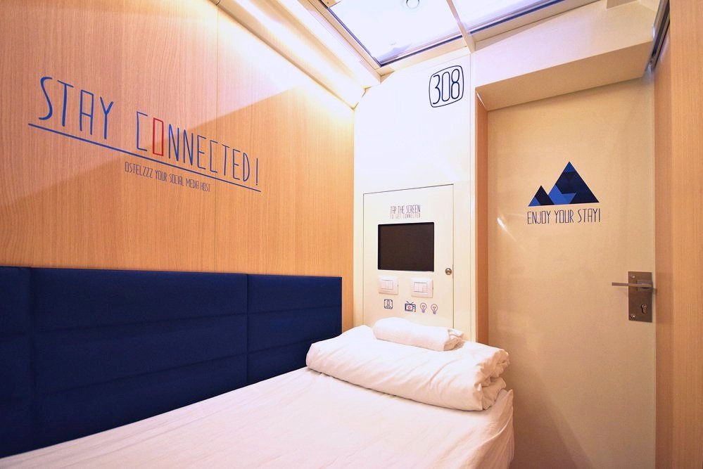 Single bed Deluxe — Great deal for solo travelers and friends. Privacy and Sharing all in ONE.