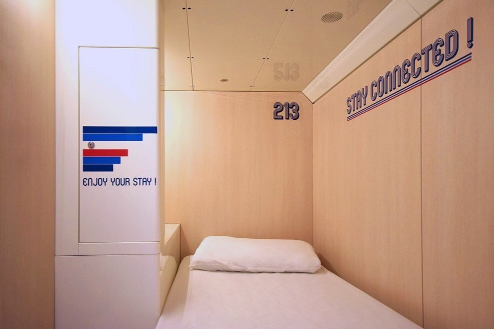 Single bed Standard — The ideal compromise between privacy, comfort, and price.